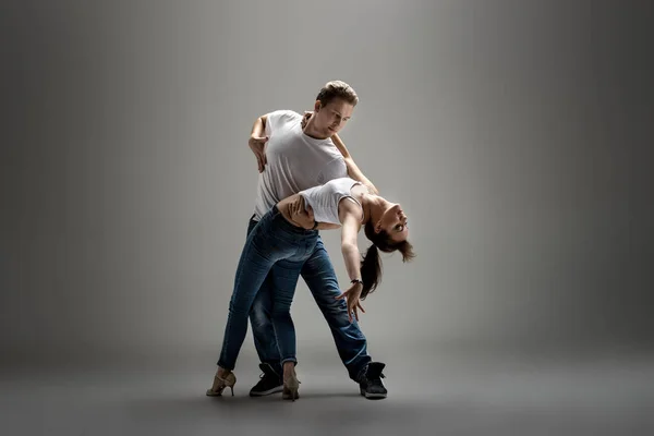 Casal dançando dança social danse — Fotografia de Stock