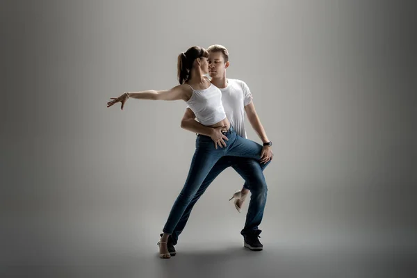 Casal dançando dança social danse — Fotografia de Stock