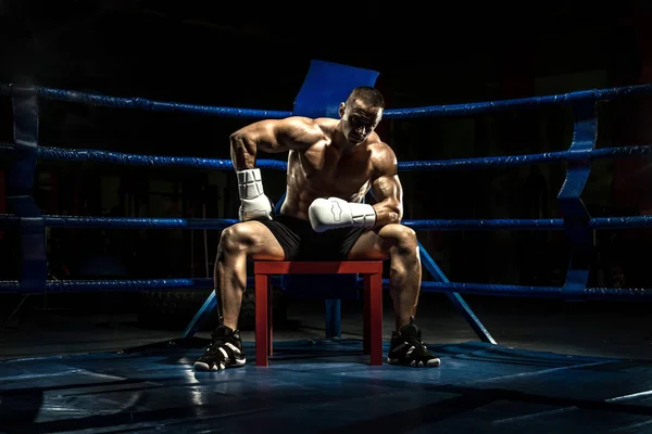 Boxeador no ringue de boxe, tempo-out cansado — Fotografia de Stock