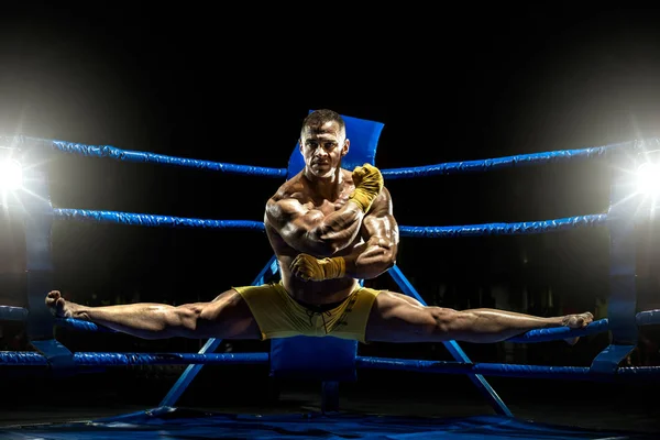 Thailändischer Boxer im Boxring macht den Spagat — Stockfoto