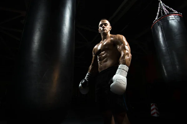 Boxer no ginásio com saco de perfuração — Fotografia de Stock