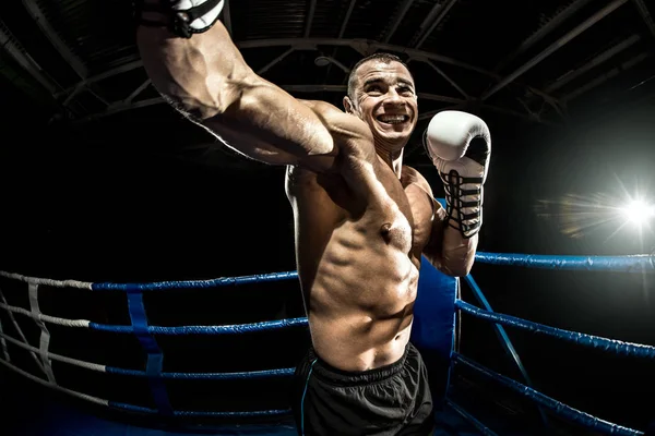 ボクシングのリングにボクサーのパンチ — ストック写真