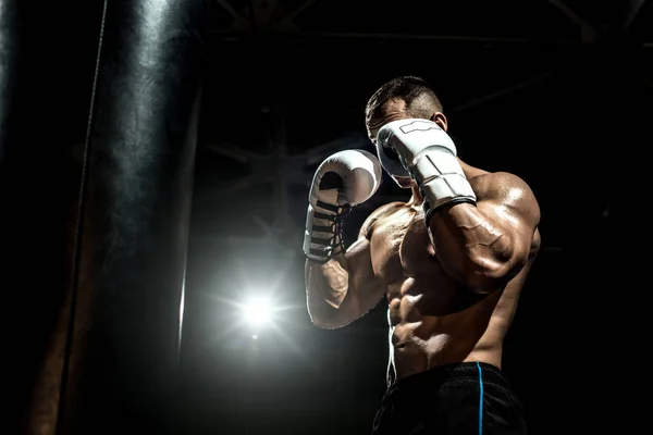 Kum torbası ile spor salonunda boksör — Stok fotoğraf