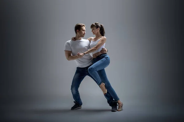 Casal dançando dança social danse — Fotografia de Stock