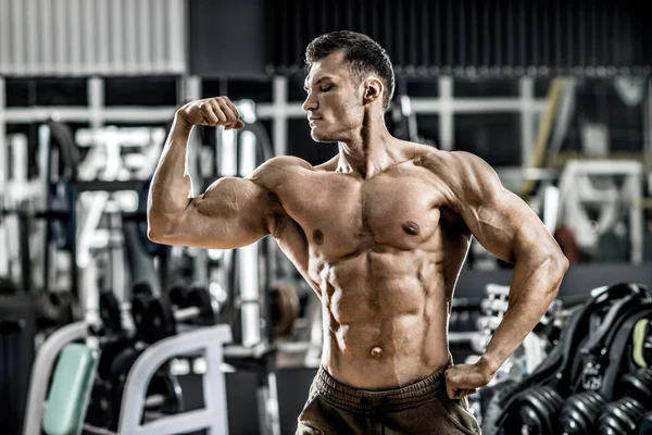Bodybuilder mannen i gym — Stockfoto