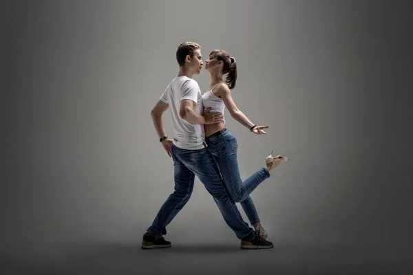 Paar tanzt Gesellschaftstanz — Stockfoto