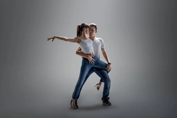 Ζευγάρι χορεύει κοινωνική danse — Φωτογραφία Αρχείου
