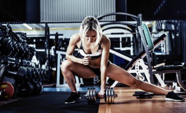 Genç fitness kadını 