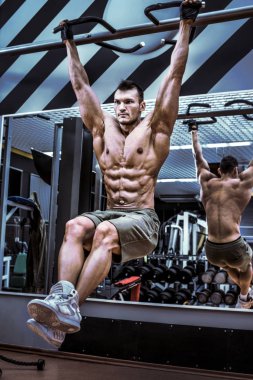 spor salonunda vücut geliştirmeci