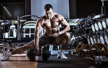 spor salonunda vücut geliştirmeci