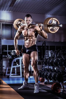 spor salonunda vücut geliştirmeci