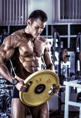 spor salonunda vücut geliştirmeci