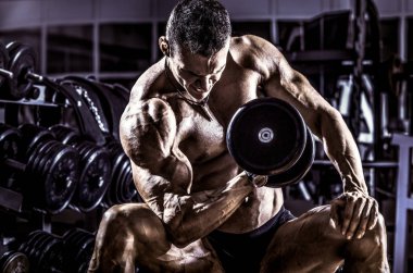 spor salonunda vücut geliştirmeci