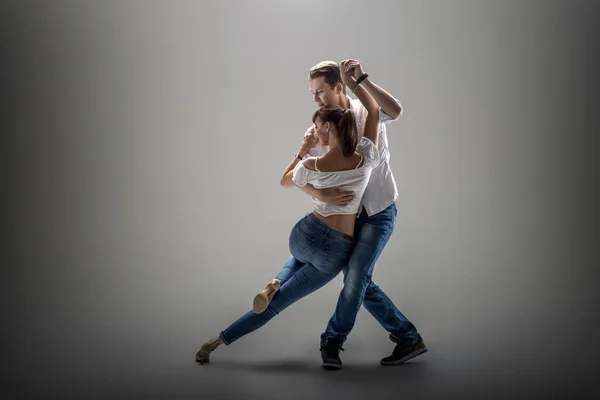 Casal dançando dança social danse — Fotografia de Stock