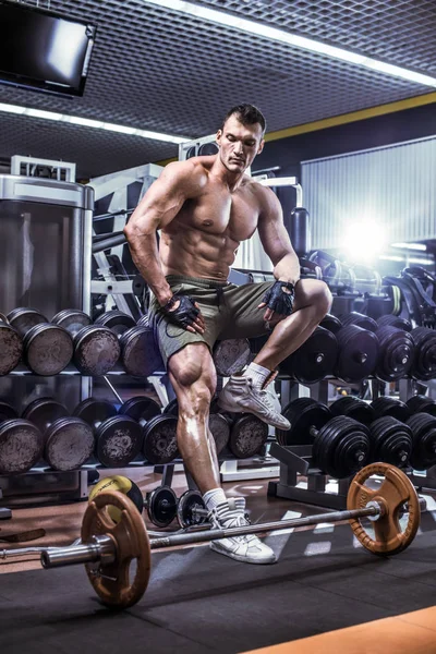 Bodybuilder in gym — Stockfoto