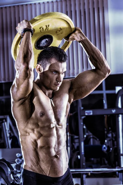 Bodybuilder im Fitnessstudio — Stockfoto