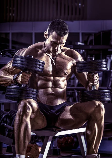 Bodybuilder in gym — Stock Photo, Image