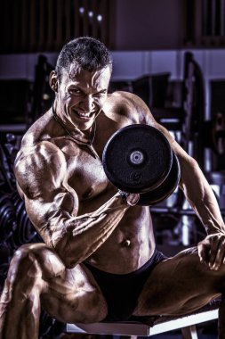 spor salonunda vücut geliştirmeci