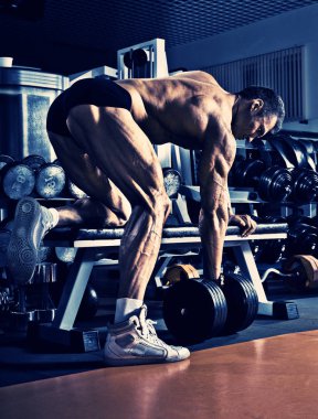 spor salonunda vücut geliştirmeci