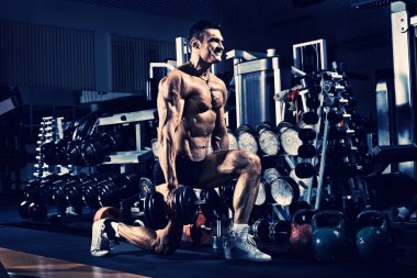spor salonunda vücut geliştirmeci