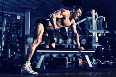 spor salonunda vücut geliştirmeci