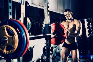 spor salonunda vücut geliştirmeci