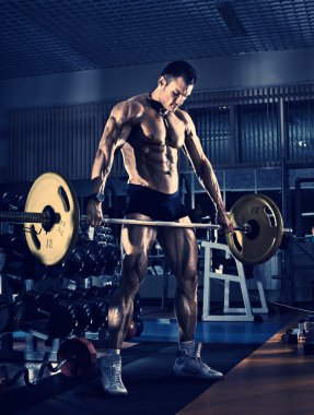 spor salonunda vücut geliştirmeci