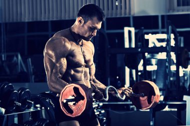 spor salonunda vücut geliştirmeci