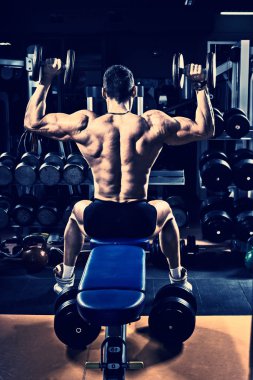 spor salonunda vücut geliştirmeci