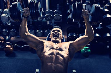 spor salonunda vücut geliştirmeci