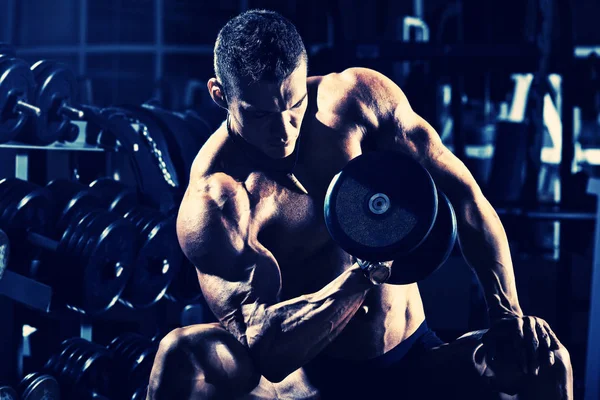 Bodybuilder in gym — Stock Photo, Image