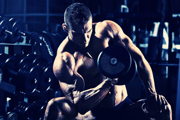 Culturista en gimnasio —  Fotos de Stock