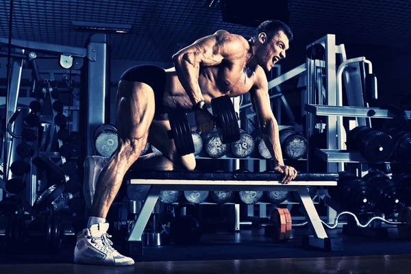 Bodybuilder in gym — Stock Photo, Image