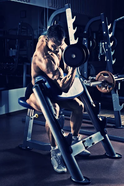 Culturista en gimnasio — Foto de Stock