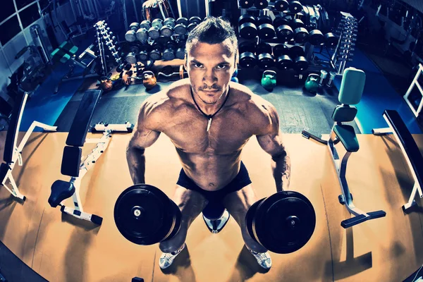 Bodybuilder in gym — Stock Photo, Image