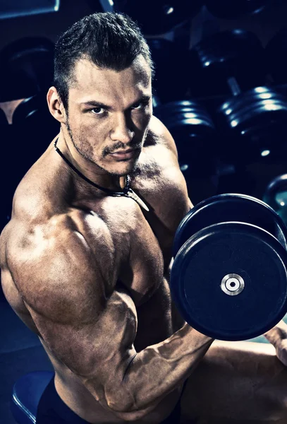 Bodybuilder in gym — Stock Photo, Image