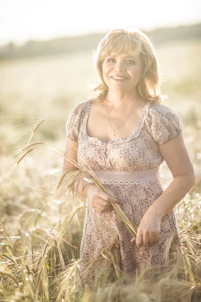 Schoonheid, gelukkig, rijpe vrouw, buiten — Stockfoto