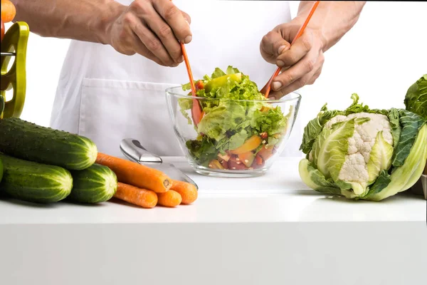 男は手料理するキッチンに野菜サラダをミックス — ストック写真