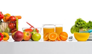 Natürmort cfreshly sıkılmış meyve suyu, meyve ve sebze tabl üzerinde