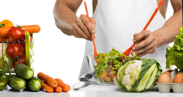 Hombre mano cocinero hacer mezcla de verduras ensalada en la cocina — Foto de Stock