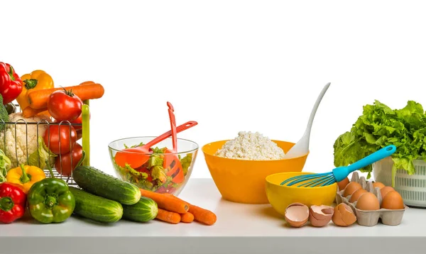 Bodegón de queso, verduras y huevos sobre la mesa — Foto de Stock