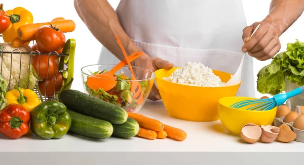 Cocinar cocina requesón con verduras en la mesa — Foto de Stock