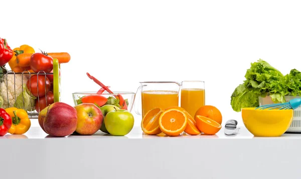 Ainda vida suco espremido na hora, fruto e verduras na mesa — Fotografia de Stock