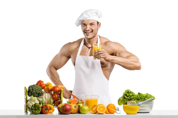 男性ボディービルダー クック料理新鮮なジュースと野菜に圧迫 — ストック写真
