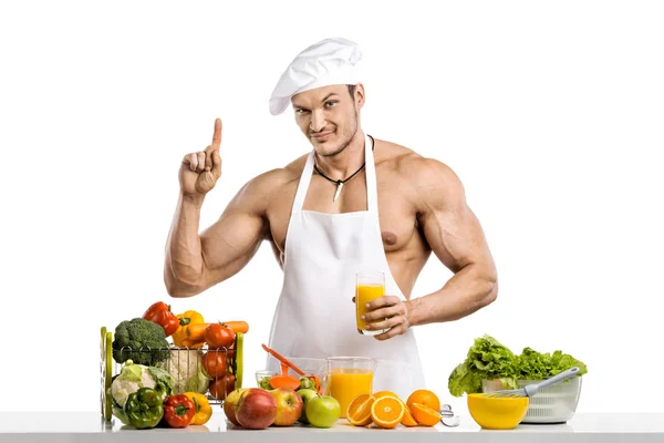 Homem fisiculturista cozinheiro, cozinhar suco recentemente espremido e vegetab — Fotografia de Stock