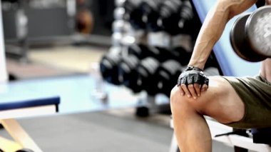 vücut geliştirmeci adam, koyu spor salonunda egzersiz halter ile gerçekleştirmek