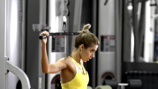 Kvinna Kroppsbyggare Utföra Övning Med Motion Maskin Crossover Gymmet — Stockvideo