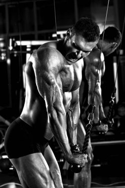 çok güç atletik adam vücut geliştirmeci, egzersiz spor salonu ile yürütmek 