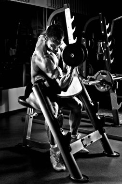 çok güç atletik adam vücut geliştirmeci, egzersiz ile aptal yürütmek