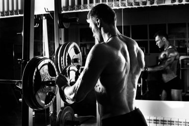 spor salonunda vücut geliştirmeci